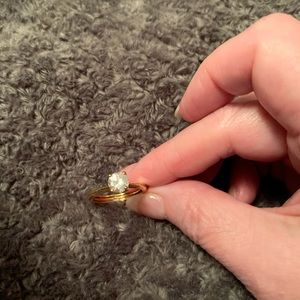 Size 9 gold tone round cut stone fashion ring